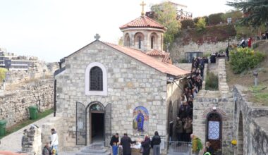 (Foto, video) Nepregledna kolona na Kalemegdanu: Velik broj vernika čeka da se pomoli Svetoj Petki: za zdravlje, sreću i potomke