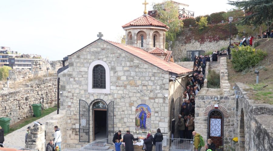 (Foto, video) Nepregledna kolona na Kalemegdanu: Velik broj vernika čeka da se pomoli Svetoj Petki: za zdravlje, sreću i potomke