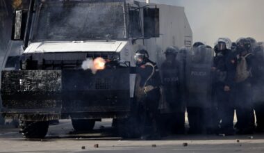 (Foto, video) Vojska izašla na ulice Milana, demonstranti zapalili policajca, gori zgrada ministarstva. Totalni haos širom Evrope: Masovni protesti u 7 država, lete kamenice i suzavci