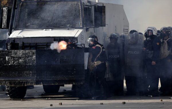 (Foto, video) Vojska izašla na ulice Milana, demonstranti zapalili policajca, gori zgrada ministarstva. Totalni haos širom Evrope: Masovni protesti u 7 država, lete kamenice i suzavci