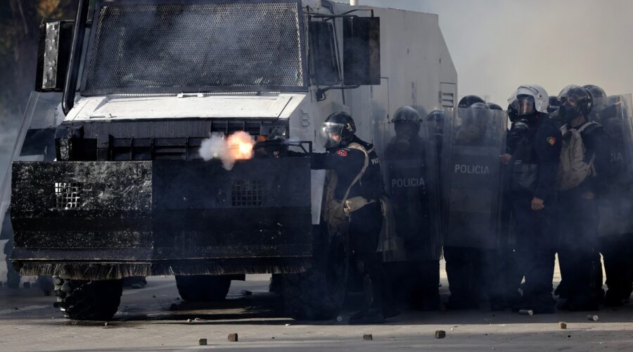 (Foto, video) Vojska izašla na ulice Milana, demonstranti zapalili policajca, gori zgrada ministarstva. Totalni haos širom Evrope: Masovni protesti u 7 država, lete kamenice i suzavci