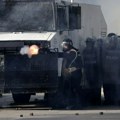 (Foto, video) Vojska izašla na ulice Milana, demonstranti zapalili policajca, gori zgrada ministarstva. Totalni haos širom…