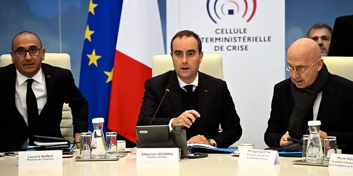 francuska-uvodi-lokalni-policijski-cas-posle-talasa-nasilja-i-pljacki francuska-uvodi-lokalni-policijski-cas-posle-talasa-nasilja-i-pljacki