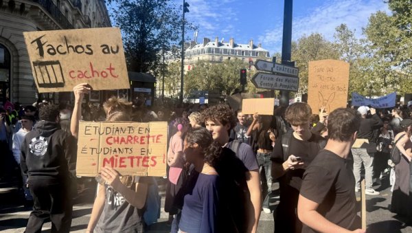 НАСТАВЉАЈУ СЕ ПРОТЕСТИ УЗ ПАЛИЦЕ И СУЗАВАЦ: Француски средњошколци не одустају, придружили се и студенти НАСТАВЉАЈУ СЕ ПРОТЕСТИ УЗ ПАЛИЦЕ И СУЗАВАЦ: Француски средњошколци не одустају, придружили се и студенти