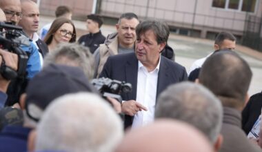 GAŠIĆ U MISIJI ŠIRENJA „NAPREDNJAČKE VERE“: Po selima Rasinskog okruga hvali Vučića, napada studentsku listu i ponavlja stara obećanja! (VIDEO)