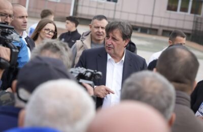 GAŠIĆ U MISIJI ŠIRENJA „NAPREDNJAČKE VERE“: Po selima Rasinskog okruga hvali Vučića, napada studentsku listu i ponavlja stara obećanja! (VIDEO)