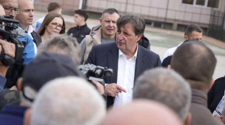 GAŠIĆ U MISIJI ŠIRENJA „NAPREDNJAČKE VERE“: Po selima Rasinskog okruga hvali Vučića, napada studentsku listu i ponavlja stara obećanja! (VIDEO)