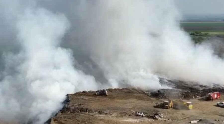 GORI DEPONIJA U SMEDEREVU: Vatrogasci se bore sa požarom, mole građane da ostanu u zatvorenom zbog otrovnog dima! (VIDEO)