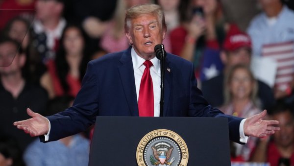 УХВАТИО ГА ЗА КОСУ И ОБОРИО НА ПОД: Општи хаос током Трамповог говора, полиција реаговала (ФОТО/ВИДЕО)