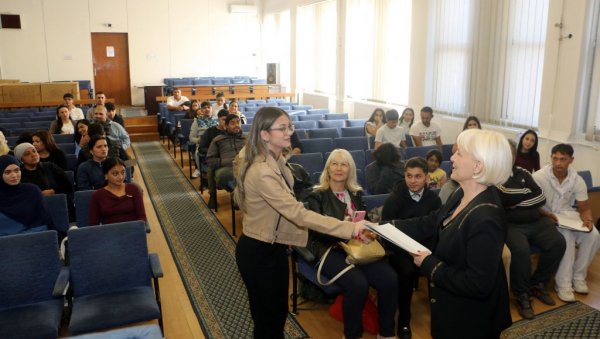 ПОМОЋ СРЕДЊОШКОЛЦИМА РОМСКЕ НАЦИОНАЛНОСТИ: Град Смедерево стипендира 44 ученика (ФОТО)