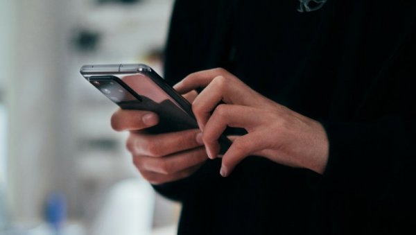 ОПРЕЗ -ТЕЛЕФОНСКЕ ПРЕВАРЕ У СРБИЈИ УЗЕЛЕ МАХА: Број оштећених жртава све већи, ево како да се заштитите ОПРЕЗ -ТЕЛЕФОНСКЕ ПРЕВАРЕ У СРБИЈИ УЗЕЛЕ МАХА: Број оштећених жртава све већи, ево како да се заштитите
