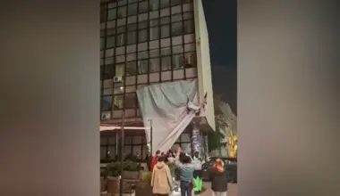 Građani skinuli plakat Vojislava Šešelja sa zgrade u Novom Sadu