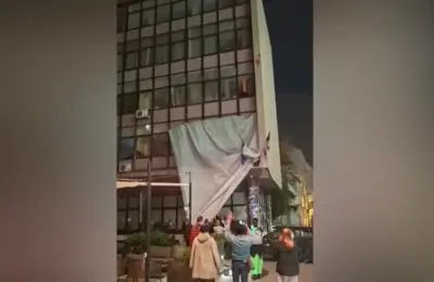 Građani skinuli plakat Vojislava Šešelja sa zgrade u Novom Sadu