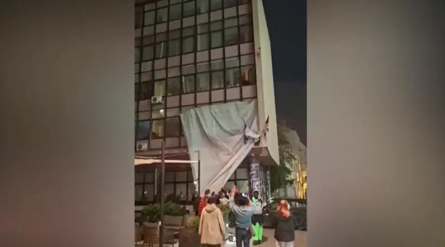 Građani skinuli plakat Vojislava Šešelja sa zgrade u Novom Sadu
