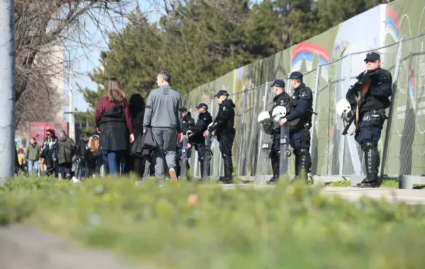 Građani uklonili ograde oko dela parka Ušće gde je planirana izgradnja akvarijuma | Srpska dijaspora