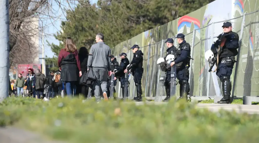 Građani uklonili ograde oko dela parka Ušće gde je planirana izgradnja akvarijuma | Srpska dijaspora