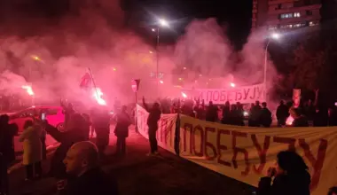 Guranje pristalica SNS-a i građana koji podržavaju studente u Kragujevcu, policija razdvojila dve grupe