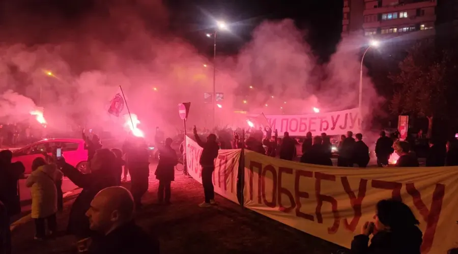 Guranje pristalica SNS-a i građana koji podržavaju studente u Kragujevcu, policija razdvojila dve grupe
