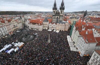 HAOS U ČEŠKOJ Hiljade ljudi izašlo na ulice Praga: “Nećemo cenzuru, oholost i razaranja”