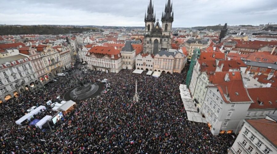 HAOS U ČEŠKOJ Hiljade ljudi izašlo na ulice Praga: “Nećemo cenzuru, oholost i razaranja”
