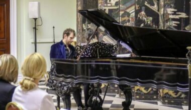 HUMANOST NA DELU U BELOM DVORU: Pijanista Stefan Đoković održao koncert za devojčice koje su izgubile kosu tokom lečenja od raka!