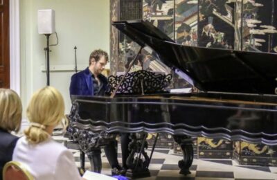 HUMANOST NA DELU U BELOM DVORU: Pijanista Stefan Đoković održao koncert za devojčice koje su izgubile kosu tokom lečenja od raka!