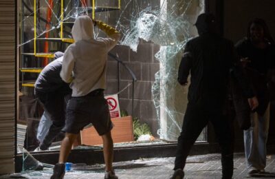 Haos i nasilje u Barseloni! Lomili, palili, udarali, uhapšeno više od 100 ljudi