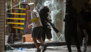 Haos na ulicama Barselone: Uhapšeno 100 demonstranata, četvrtina maloletna
