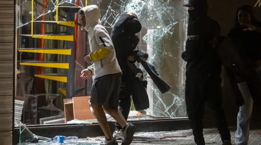 Haos na ulicama Barselone: Uhapšeno 100 demonstranata, četvrtina maloletna