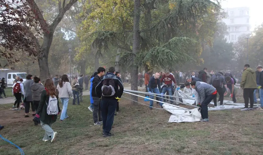 Hiljade ljudi u Pionirskom parku u Beogradu slave uklanjanje šatorskog naselja pristalica vlasti