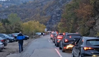 INAT JAČI OD SVIH PREPREKA: Srbi sa Kosova ostavljaju automobile u kilometarskim kolonama pred prelazom Jarinje i pešice kreću na glasanje u Rašku!