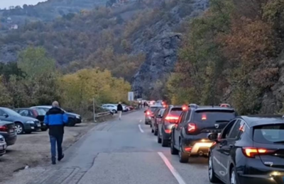 INAT JAČI OD SVIH PREPREKA: Srbi sa Kosova ostavljaju automobile u kilometarskim kolonama pred prelazom Jarinje i pešice kreću na glasanje u Rašku!