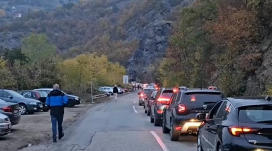 INAT JAČI OD SVIH PREPREKA: Srbi sa Kosova ostavljaju automobile u kilometarskim kolonama pred prelazom Jarinje i pešice kreću na glasanje u Rašku!