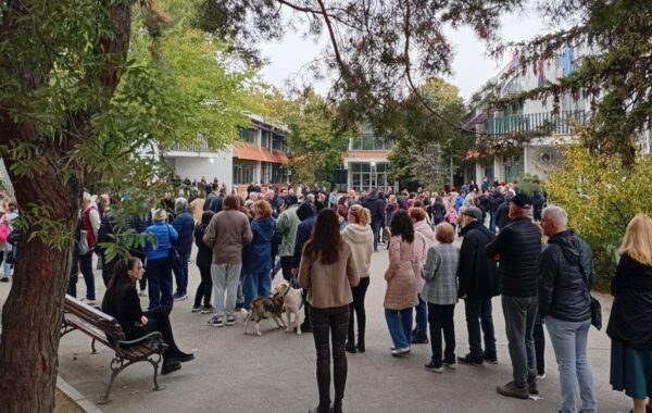 SRBIJA OBARA REKORDE IZLAZNOSTI! Do 18 časova glasalo skoro 65 odsto birača!