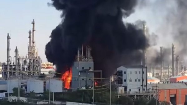 ИЗБИО ОГРОМАН ПОЖАР У ФАБРИЦИ: Евакуисано 7.000 радника (ВИДЕО)