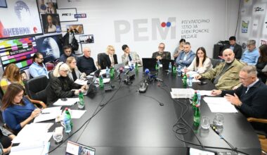 JEDNOGLASNA ODLUKA SAVETA REM-a: Pokrenut postupak protiv TV Informer i Prve zbog kršenja pravila tokom izborne kampanje!