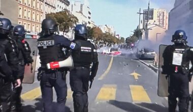 JURILI I TUKLI POLICAJKU: Čuvari reda na meti učesnika pobune