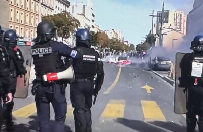 JURILI I TUKLI POLICAJKU: Čuvari reda na meti učesnika pobune