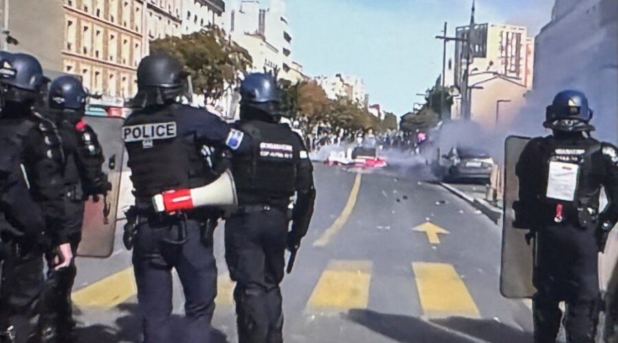 JURILI I TUKLI POLICAJKU: Čuvari reda na meti učesnika pobune