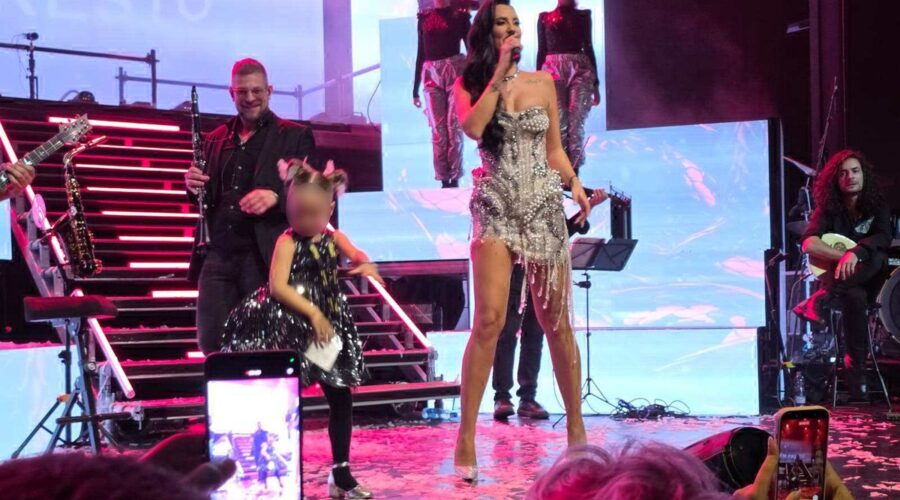 Kaća Grujić izvela ćerkicu na binu: Mala Katja istrčala na scenu u šljokičastoj haljini, igra na maminom koncertu, ukrala šou (video)