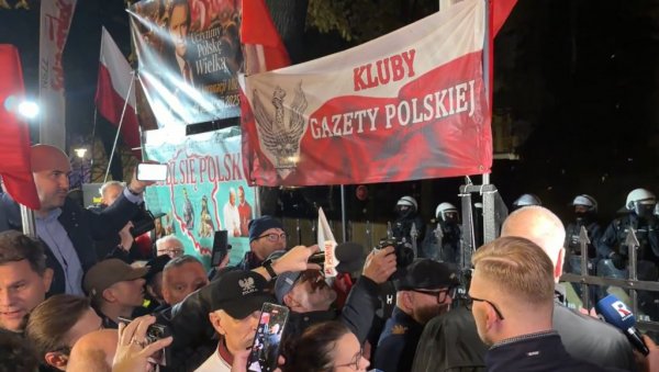 НАВРОЦКИ САЗВАО ХИТАН САСТАНАК, ПОЉСКА НА НОГАМА: У току покушај државног удара, снимци хаоса испред Уставног суда се масовно шире (ВИДЕО)