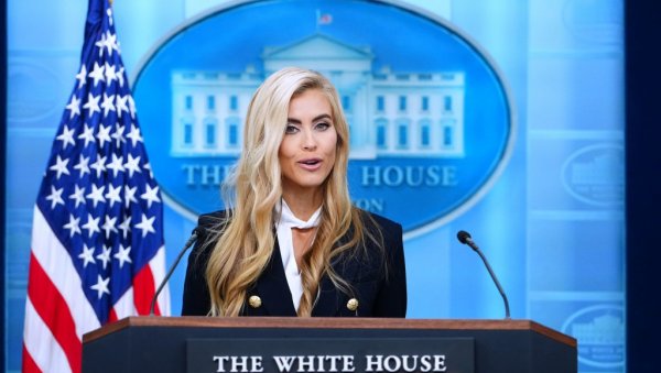 ТРАМП НЕЋЕ БИТИ СРЕЋАН... Први наступ нове портпаролке Беле куће, мреже се усијале од коментара: Ово је катастрофа! (ВИДЕО) ТРАМП НЕЋЕ БИТИ СРЕЋАН... Први наступ нове портпаролке Беле куће, мреже се усијале од коментара: Ово је катастрофа! (ВИДЕО)