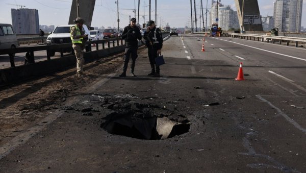 КИЈЕВ НА ИВИЦИ ЛОГИСТИЧКОГ СЛОМА: Руски удари секу мостове, зима би могла да донесе нови пакао за престоницу КИЈЕВ НА ИВИЦИ ЛОГИСТИЧКОГ СЛОМА: Руски удари секу мостове, зима би могла да донесе нови пакао за престоницу