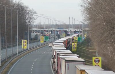 Kilometarske kolone na granici za teretnjake Batrovci u totalnom kolapsu, kamioni čekaju i po 10 sati: Ni ove prelaze nisu zaobišle gužve