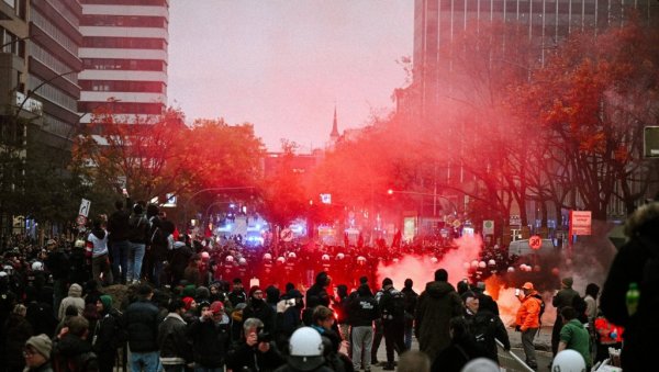 НЕМИРИ У НЕМАЧКОЈ ТОКОМ ПРОТЕСТА НА НОЋ ВЕШТИЦА: Летеле петарде и пиротехника, полиција интервенисала у Хамбургу (ВИДЕО)