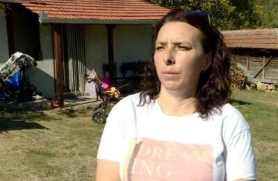 MAJKA DEVOJČICE SA CEREBRALNOM PARALIZOM SVAKOG DANA GURA KOLICA ŠEST KILOMETARA DO ŠKOLE: Opština Knić ne odgovara na njene molbe za pomoć oko prevoza!