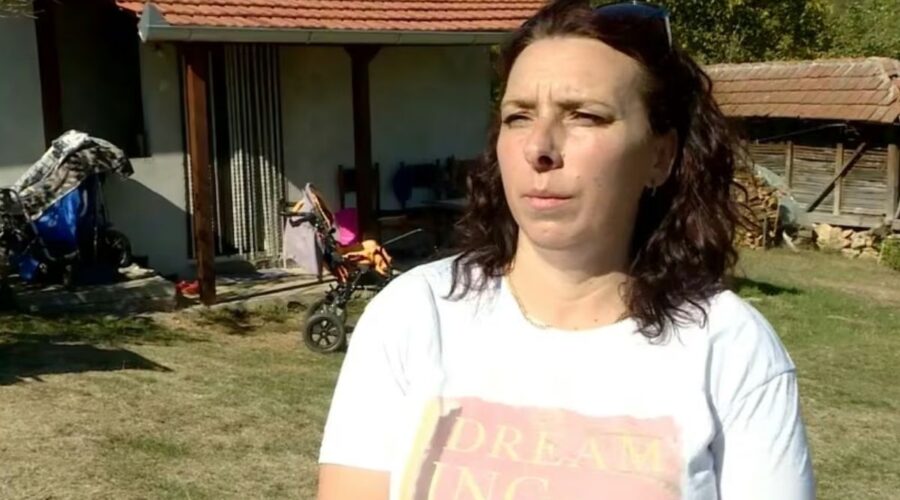 MAJKA DEVOJČICE SA CEREBRALNOM PARALIZOM SVAKOG DANA GURA KOLICA ŠEST KILOMETARA DO ŠKOLE: Opština Knić ne odgovara na njene molbe za pomoć oko prevoza!