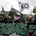 Makron se danas sastaje sa organizacijama učenika srednjih škola, zbog protesta sutra zatvoren Luvr i drugi muzeji
