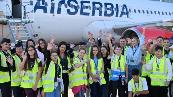 САН ИМ СЕ ОСТВАРИО: Малишани са Косова и Метохије први пут летели авионом (ФОТО) САН ИМ СЕ ОСТВАРИО: Малишани са Косова и Метохије први пут летели авионом (ФОТО)