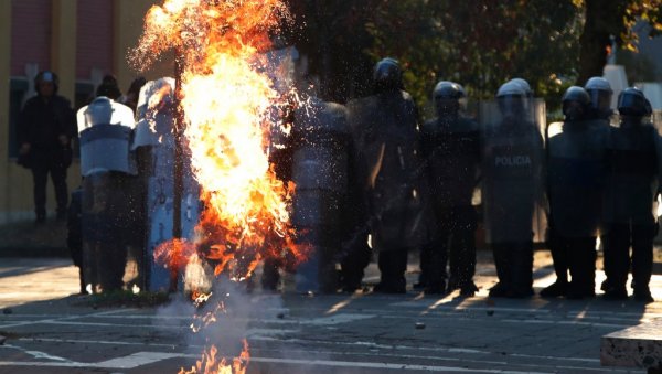 ХАОС И НАСИЉЕ НА УЛИЦАМА ТИРАНЕ: Министар Ервин Демо пружио пуну подршку полицији (ФОТО/ ВИДЕО) ХАОС И НАСИЉЕ НА УЛИЦАМА ТИРАНЕ: Министар Ервин Демо пружио пуну подршку полицији (ФОТО/ ВИДЕО)